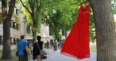 بالصور.. حملة الفساتين الحمراء فى كندا تسلط الضوء على قتل واختفاء النساء 