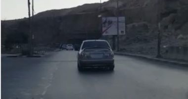 بالفيديو.. قارئ يرصد سيارة تسير بدون لوحات معدنية فى المقطم
