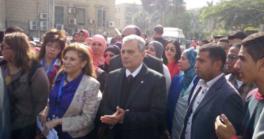 بالفيديو.. جابر نصار يشارك فى مسيرة لمناهضة التحرش بجامعة القاهرة