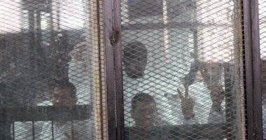 بالصور.. متهمو "أحداث العدوة" يستقبلون هيئة المحكمة بهتافات "تحيا مصر"
