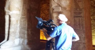 بالصور.. وفد تلفزيونى بريطانى يصور حلقة وثائقية داخل معبد أبوسمبل