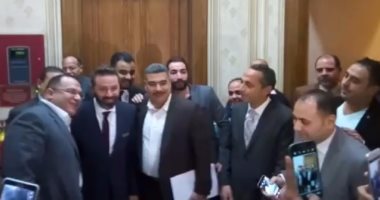 بالفيديو.. موظفو البرلمان يلتقطون صورا تذكارية مع حازم إمام ومجدى عبدالغنى