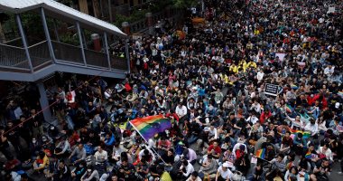 بالصور..الآلاف يحتشدون أمام مجلس النواب التايوانى لإقرار زواج المثليين