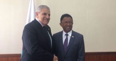 بالصور.. رئيس مدغشقر يستقبل محلب ويبلغه تقديره للرئيس السيسى