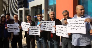 بالفيديو والصور.. وقفة احتجاجية لصحفيى "المصرى اليوم" ضد إجراءات إدارة الجريدة التعسفية