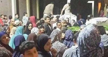 الصور.. القوات المسلحة توزع 1000 كرتونة مواد غذائية فى قرى كفر الشيخ 
