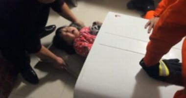 بالفيديو والصور.. إنقاذ طفلة صينية علقت فى "غسالة ملابس"