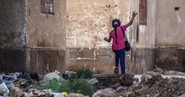 القمامة و"الصرف الصحى" يهددان حياة الأطفال بقرية درنكة فى أسيوط