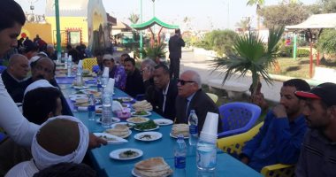 محافظ بورسعيد يتناول الإفطار مع عمال النظافة