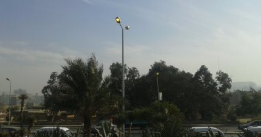 قارئ يرصد أعمدة كهرباء مضاءة نهارا أمام حديقة الأزهر فى صلاح سالم