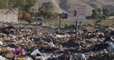 بالفيديو والصور.. عرب المدابغ بأسيوط تغرق فى القمامة والصرف الصحى