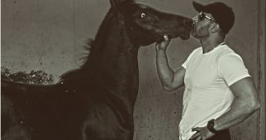 أحمد السقا يصور "الحصان الأسود" على طريق مصر إسكندرية الصحراوى