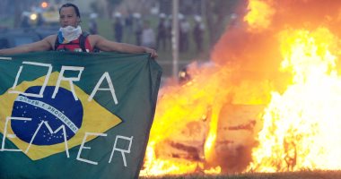 بالصور.. اشتباكات عنيفة بين شرطة البرازيل ومحتجين ضد تجميد الانفاق العام