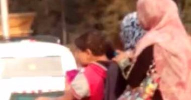 بالفيديو.. طفل يقود موتوسيكلا ويحمل عائلته فى شارع الهرم