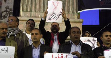 بالصور.. وقفة على سلالم "الصحفيين" تضامنا مع محررى "المصرى اليوم"