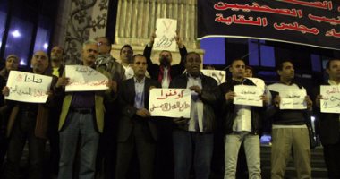 بالصور.. وقفة للصحفيين على سلالم نقابتهم للتضامن مع محررى "المصرى اليوم"