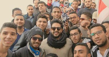 شاهد استقبال الجمهور للمطرب محمد حماقى فى مطار القاهرة