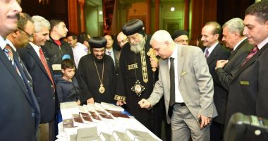 بالصور .. البابا تواضروس يتفقد المعرض السنوى للكتاب المقدس بالإسكندرية
