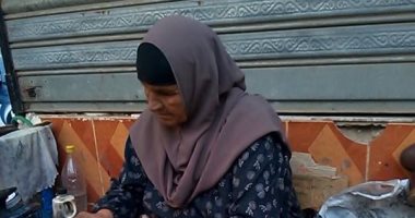 عجوز بكفر الشيخ تمسح الأحذية لتنفق على علاجها وتطالب بمحل يقيها برد الشتاء