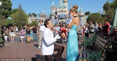 بالفيديو والصور .. فى Disneyland شاب يطلب يد حبيبته على طريقة سندريلا
