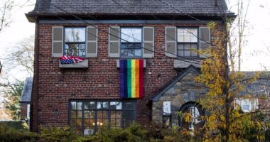 بالصور.. جيران نائب "ترامب" يستقبلونه بأعلام "قوس قزح" لمواقفه ضد المثليين