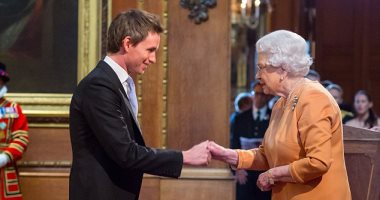 بالصور.. الملكة إليزابيث تمنح إيدى ريدماين وسام الإمبراطورية البريطانية