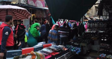 بالفيديو والصور.. إقبال على أسواق بورسعيد رغم سوء حالة الطقس