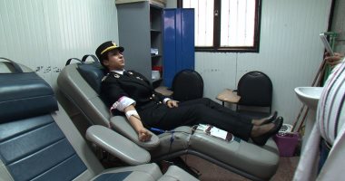 بالصور.. ضابطة شرطة تتبرع بالدم لطفل مريض فى مستشفى أبو الريش 
