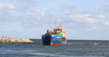 توقف حركة الملاحة والصيد بميناء البرلس بسبب ارتفاع أمواج البحر وشدة الرياح