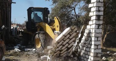 إزالة 15 حالة تعدى على الأراضى الزراعية بمدينة إسنا