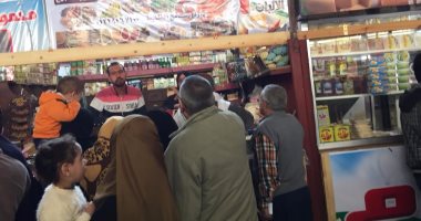 إقبال كبير على أسواق تحيا مصر بالمحلة