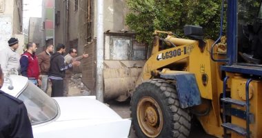 حملة مكبرة لإزالة الإشغالات فى شوارع إدفو شمال أسوان