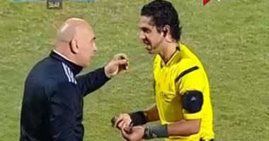 بالفيديو.. الحكم يمتص غضب حسام حسن بعد إنذار فريد شوقى