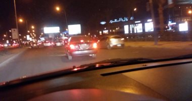 قارئ يرصد سيارة تسير بدون لوحات معدنية أمام مول العرب بـ6 أكتوبر