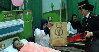 الداخلية توزع مساعدات عينية على أطفال مستشفى أبو الريش