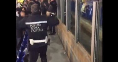 شاهد.. كيف احتفل ضابط الشرطة مع جماهير روما بالفوز فى ديربى العاصمة