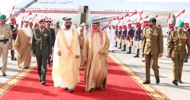 حاكم دبى يصل البحرين لحضور القمة الخليجية لدول مجلس التعاون الـ37