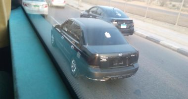 مواطن يرصد سيارة بدون لوحات على طريق مطار القاهرة الدولى