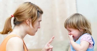 للأمهات.. تعرفى على خطوات التربية الإيجابية لتهذيب سلوك طفلك دون عنف