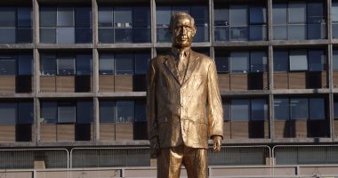 بالفيديو.. شاهد لحظة إزالة تمثال نتنياهو المطلى بالذهب من وسط تل أبيب