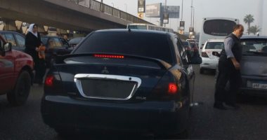 مواطنة ترصد سيارة تسير بدون لوحات معدنية فى ميدان عبد المنعم رياض