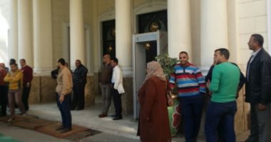 أمن التعليم يمنع الموظفين المتظاهرين من اقتحام مبنى قيادات الوزارة