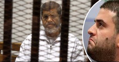 لأول مرة.. ظهور نجل محمد مرسى داخل القفص الزجاجى بالبدلة البيضاء