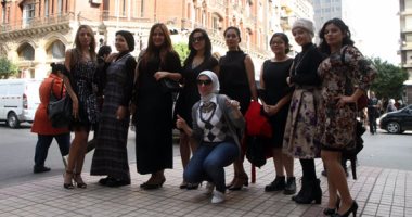 بالفيديو والصور.. مسيرة بفساتين قصيرة بوسط البلد لمواجهة التحرش والعنف ضد المرأة
