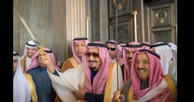 الملك سلمان يرقص "العرضة" بعد مأدبة غداء فى الكويت