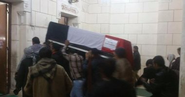 محافظ الفيوم ومدير الأمن يشاركان فى تشييع جنازة أمين شرطة شهيد حادث الهرم