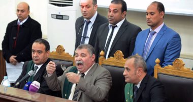 قاضى "فض اعتصام رابعة" يسمح للدفاع بلقاء نجل "مرسى" داخل القفص
