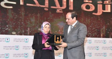 بالفيديو..الرئيس يمنح فتاة "عربة البضائع" جائزة الإبداع السنوى للشباب