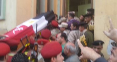 بالصور..القيادات الأمنية والعسكرية يؤدون صلاة الجنازة على شهيد سيناء بطنطا