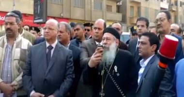 بالفيديو.. القس مكارى للمتجمعين أمام الكنيسة: ماحدث مؤامرة خارجية لضرب مصر